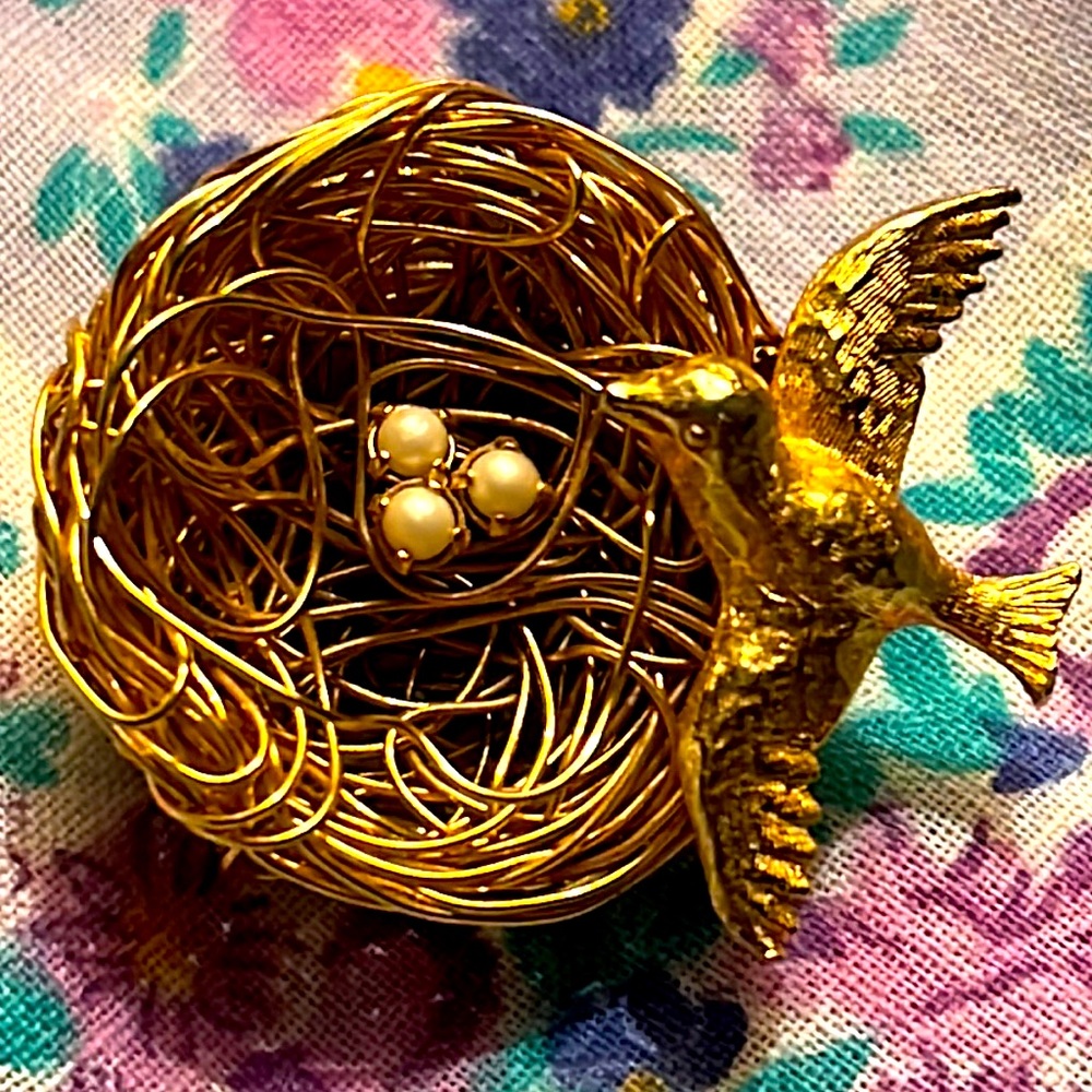 Brooch - Bird in Nest 3 Pearl Eggs - Vintage piece by Jeanne